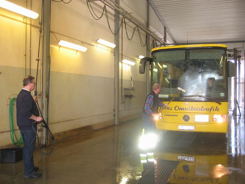 mars 2008 176.jpg - Tjörna Omnibustarfaiks tvätthall. Vädret denna vecka färgade snabbt vår gula buss jämngrå!